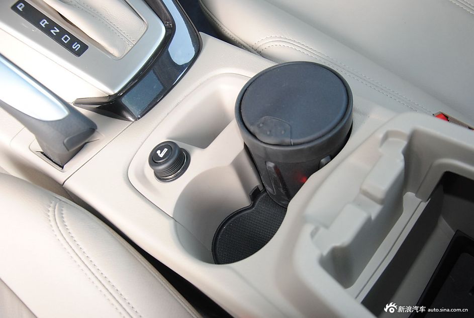 2012款福克斯三厢座椅空间