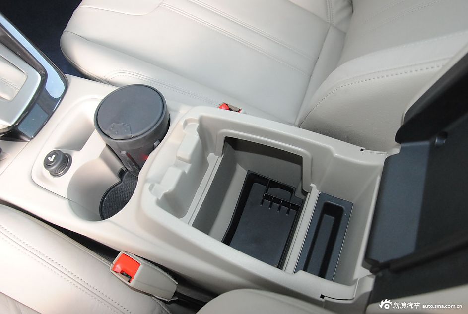2012款福克斯三厢座椅空间