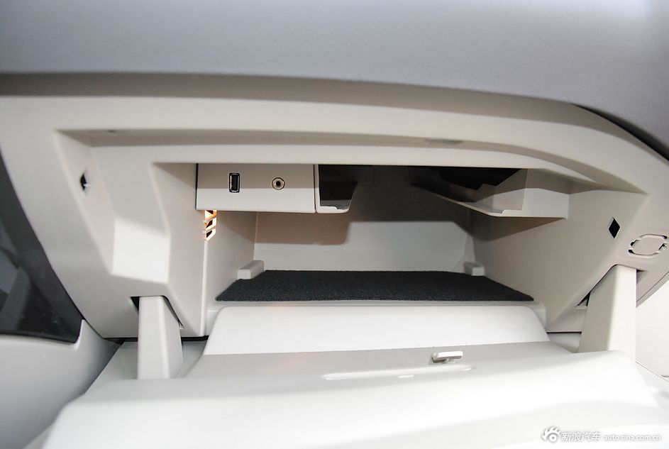 2012款福克斯三厢座椅空间