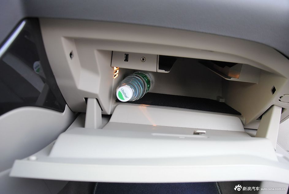 2012款福克斯三厢座椅空间