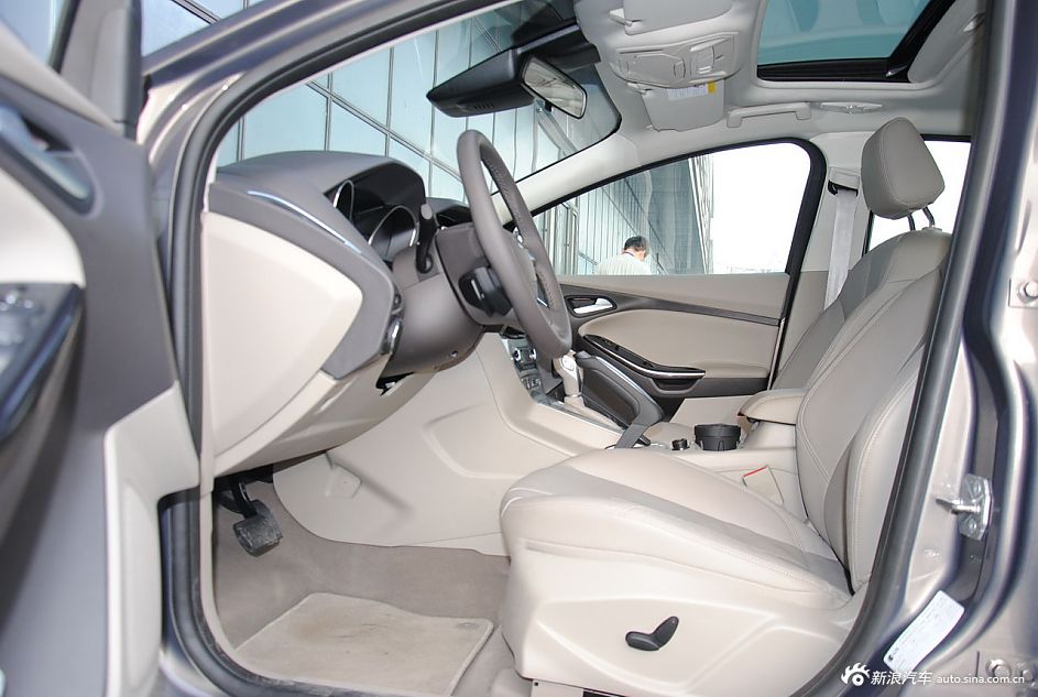 2012款福克斯三厢座椅空间