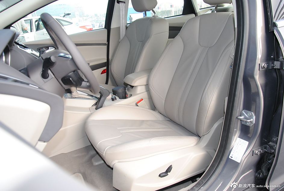 2012款福克斯三厢座椅空间
