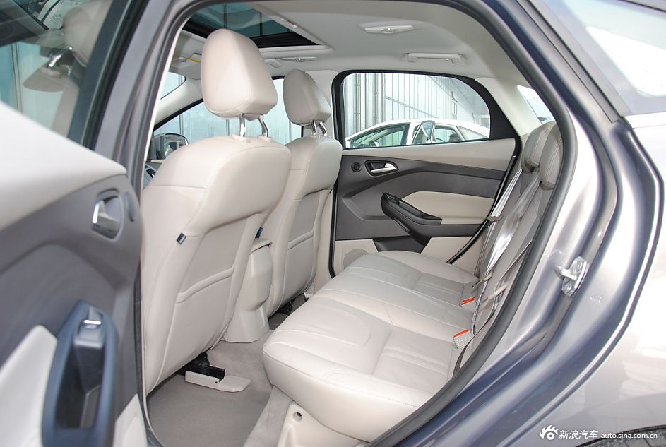 2012款福克斯三厢座椅空间