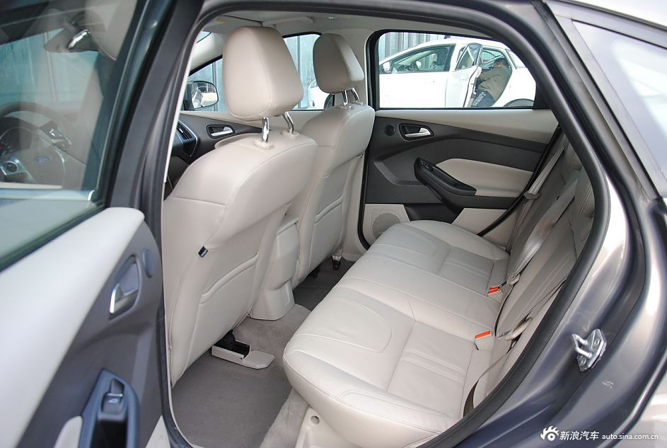 2012款福克斯三厢座椅空间