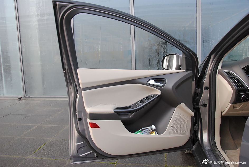 2012款福克斯三厢座椅空间