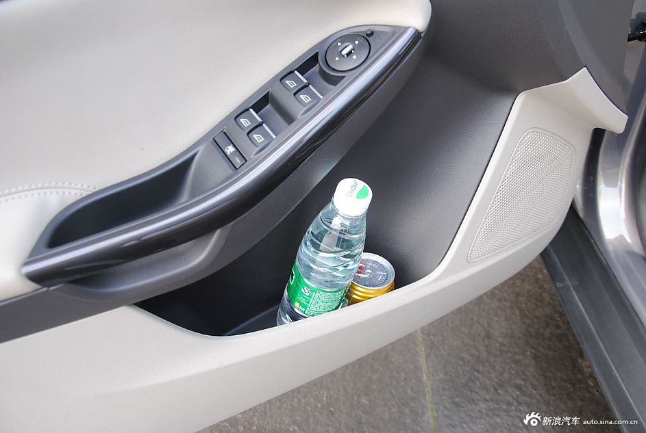 2012款福克斯三厢座椅空间