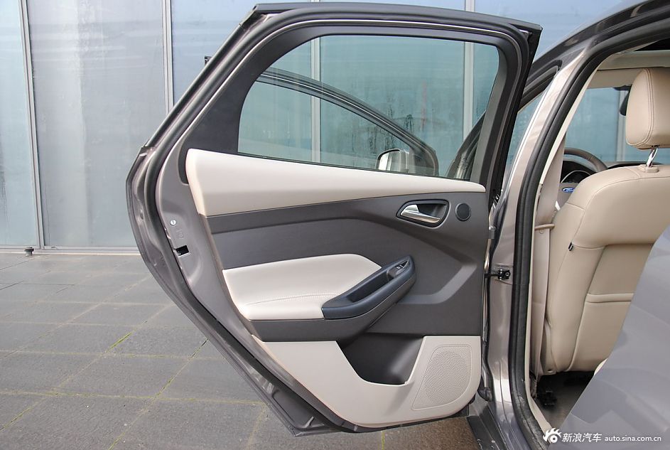 2012款福克斯三厢座椅空间