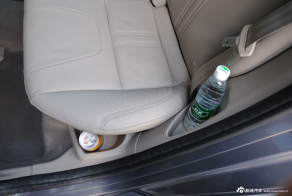 2012款福克斯三厢座椅空间