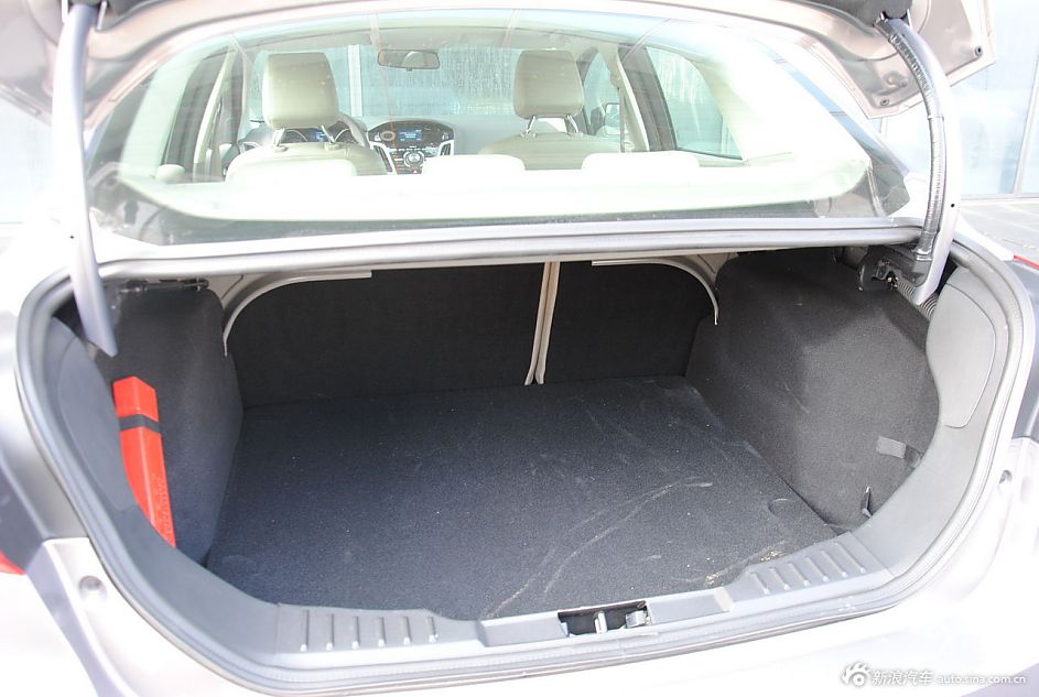 2012款福克斯三厢座椅空间