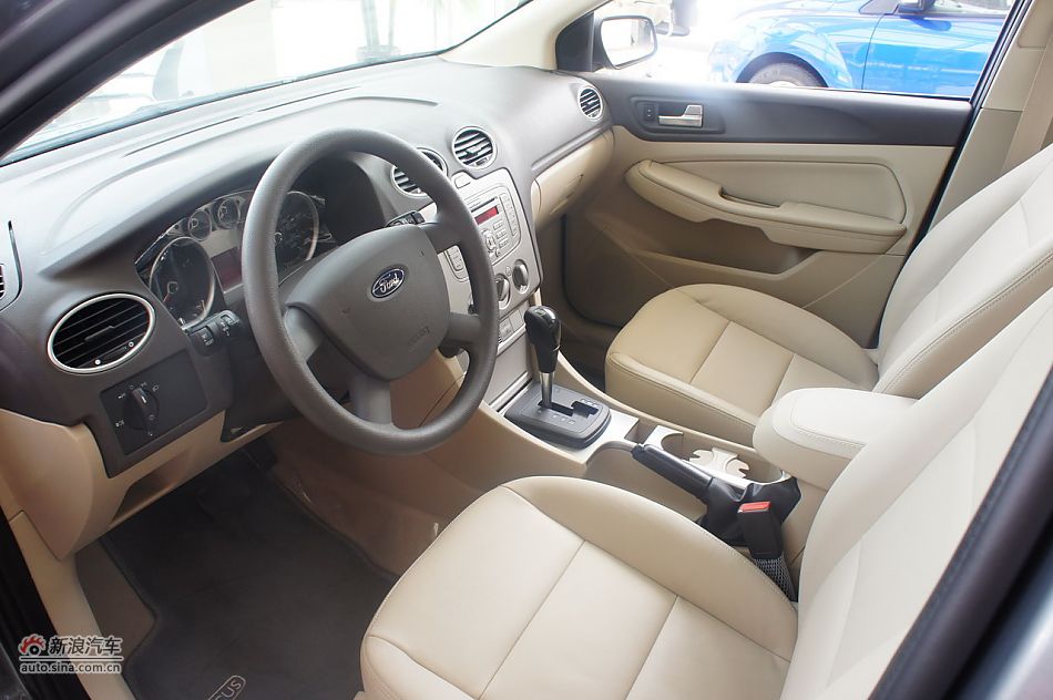 2011款福克斯三厢1.8自动时尚型空间