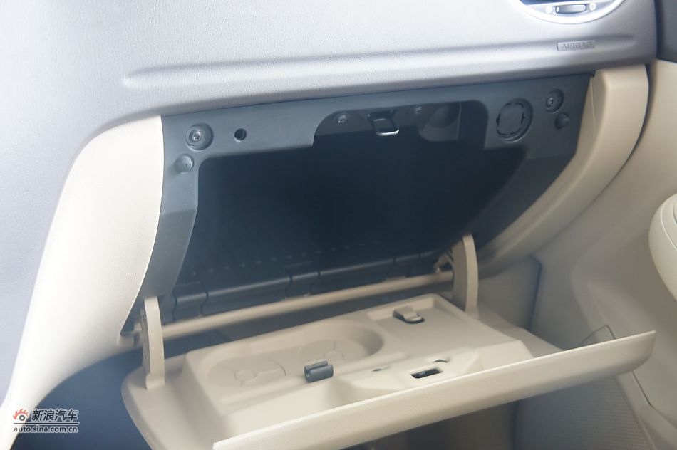 2011款福克斯三厢1.8自动时尚型空间