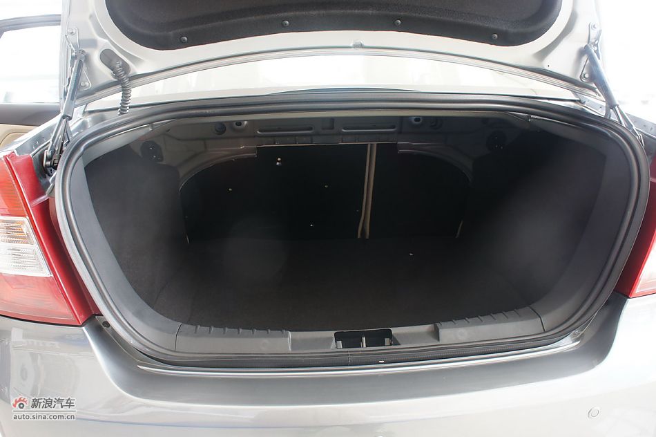 2011款福克斯三厢1.8自动时尚型空间