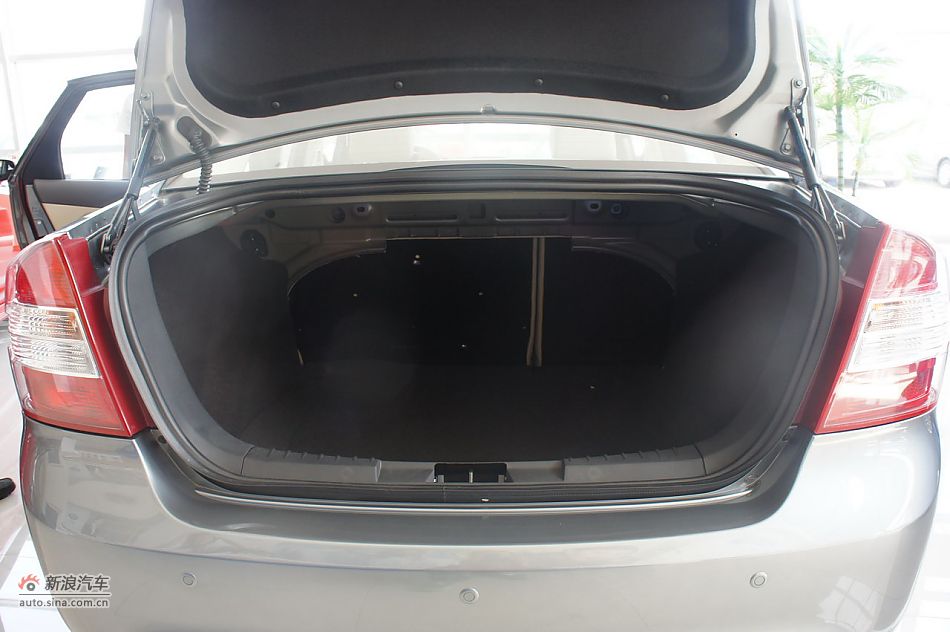 2011款福克斯三厢1.8自动时尚型空间