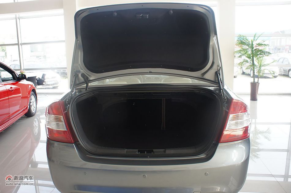 2011款福克斯三厢1.8自动时尚型空间