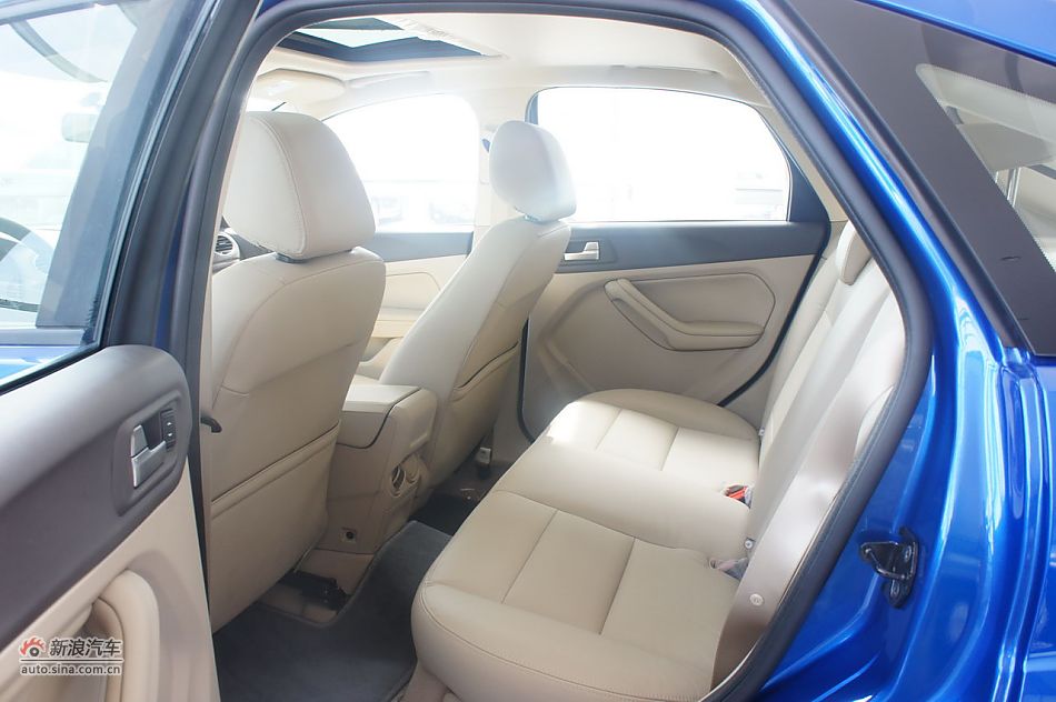 2011款福克斯两厢1.8自动时尚型空间