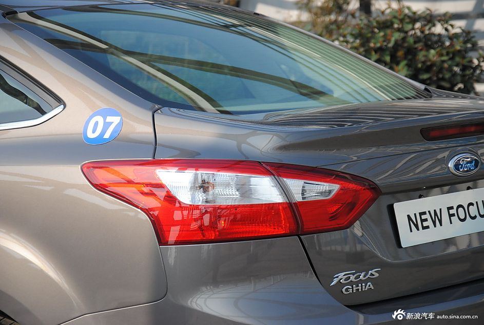 2012款福克斯三厢外观及细节