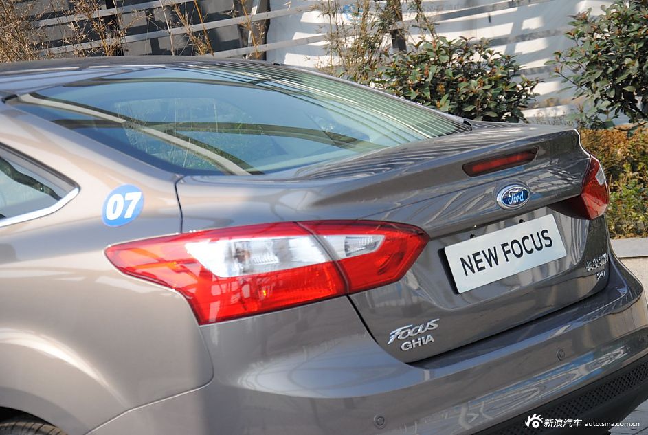 2012款福克斯三厢外观及细节