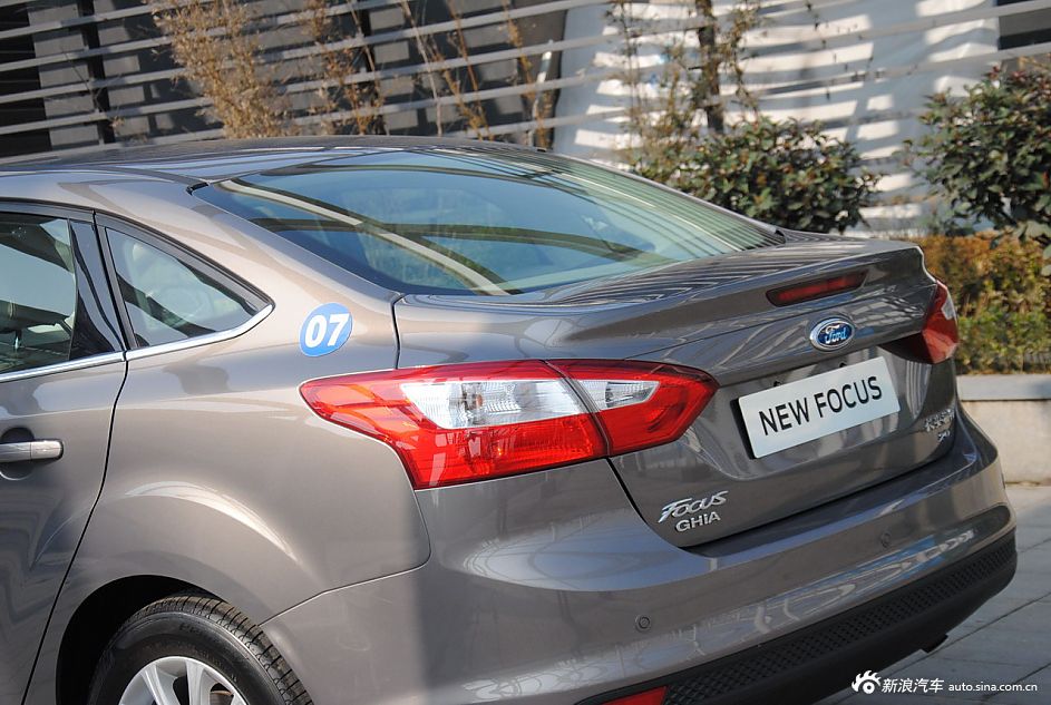 2012款福克斯三厢外观及细节