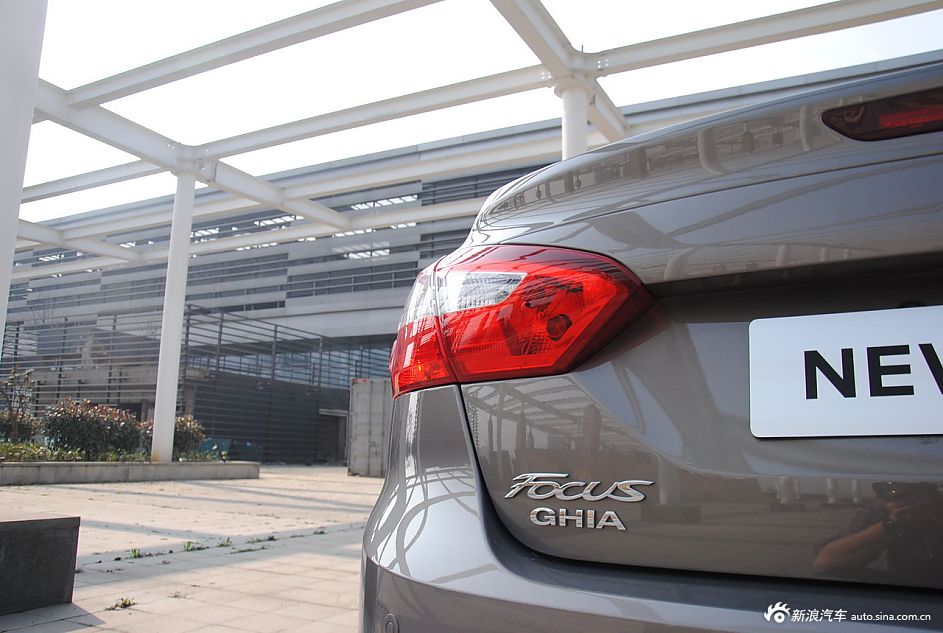 2012款福克斯三厢外观及细节