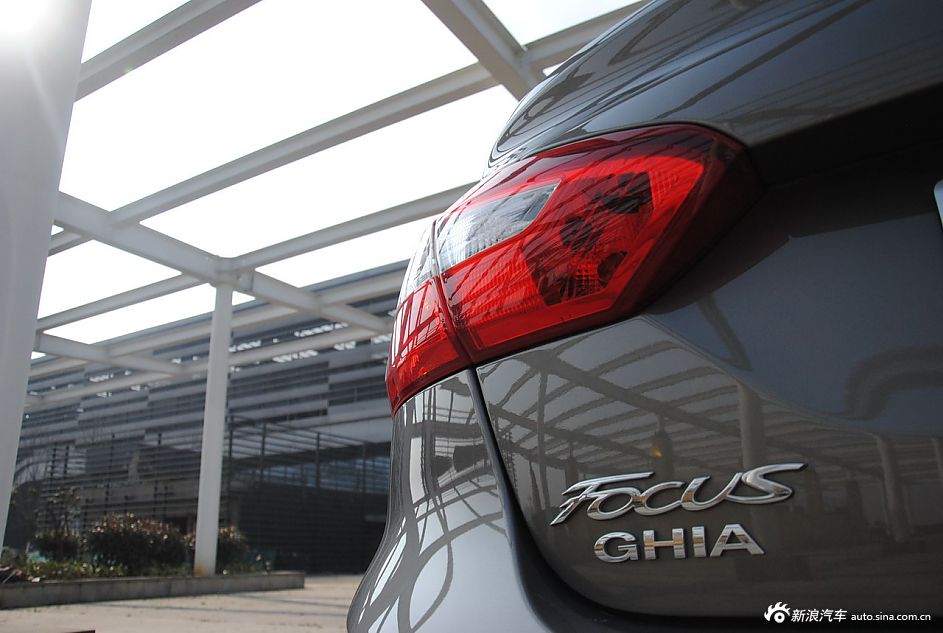 2012款福克斯三厢外观及细节