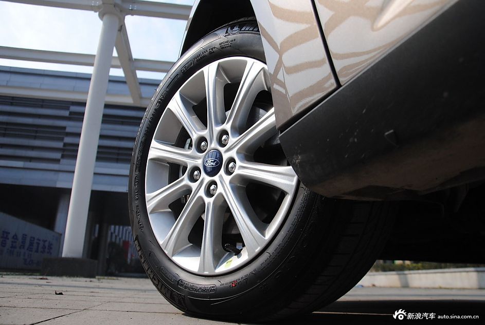 2012款福克斯三厢外观及细节