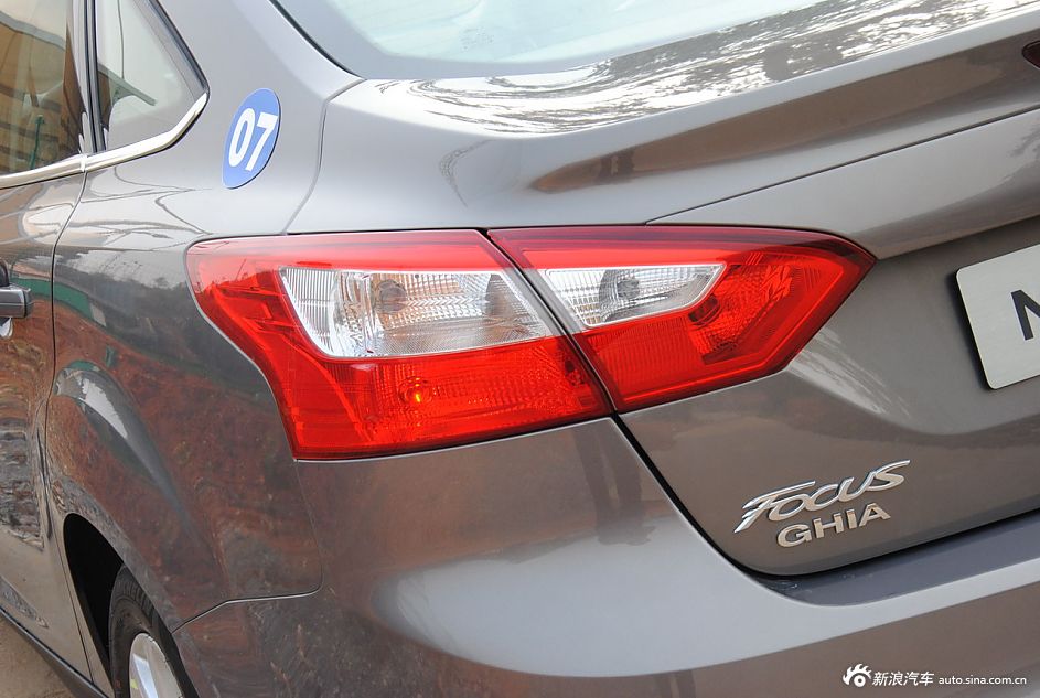 2012款福克斯三厢外观及细节