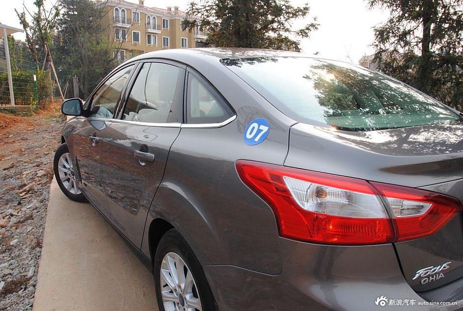 2012款福克斯三厢外观及细节