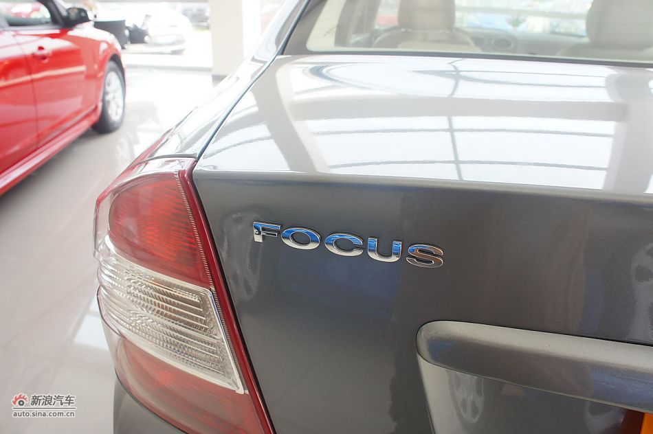 2011款福克斯三厢1.8自动时尚型外观及细节