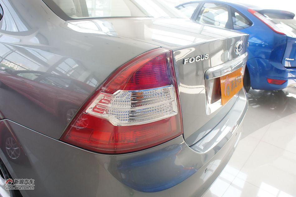 2011款福克斯三厢1.8自动时尚型外观及细节