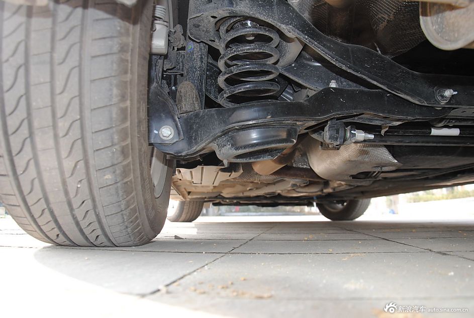 2012款福克斯三厢底盘悬挂