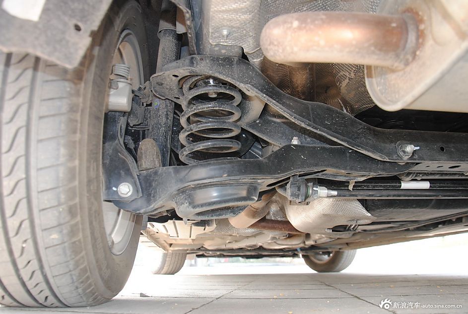 2012款福克斯三厢底盘悬挂