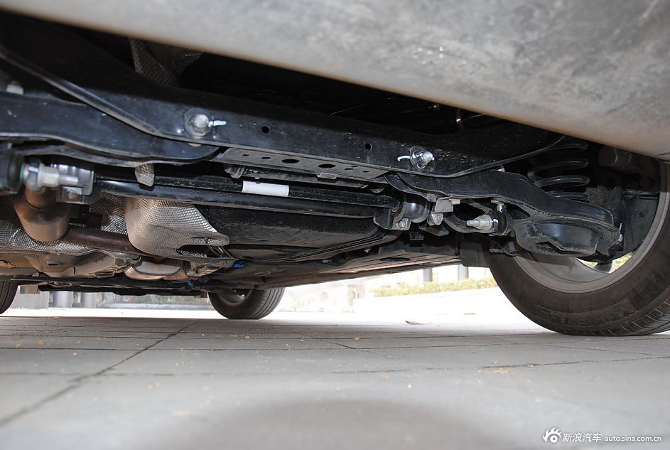 2012款福克斯三厢底盘悬挂