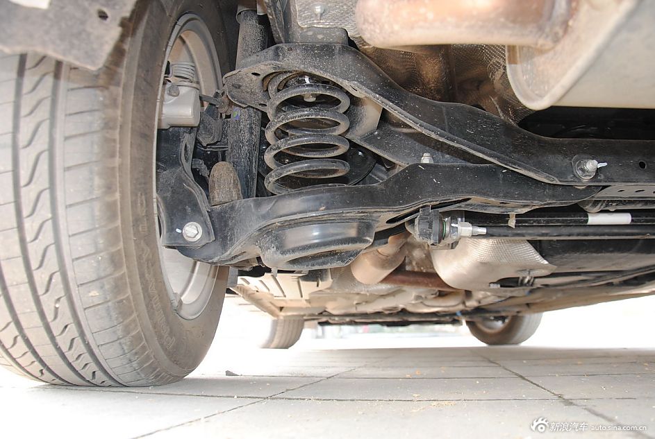 2012款福克斯三厢底盘悬挂