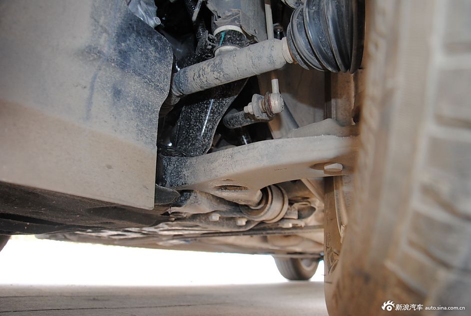 2012款福克斯三厢底盘悬挂