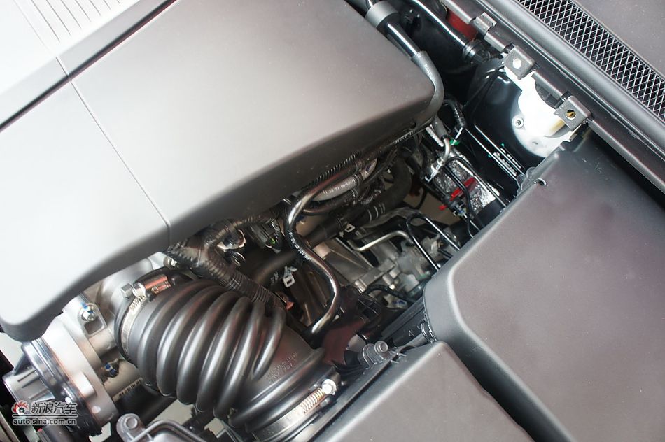 2011款福克斯三厢1.8自动时尚型发动机舱