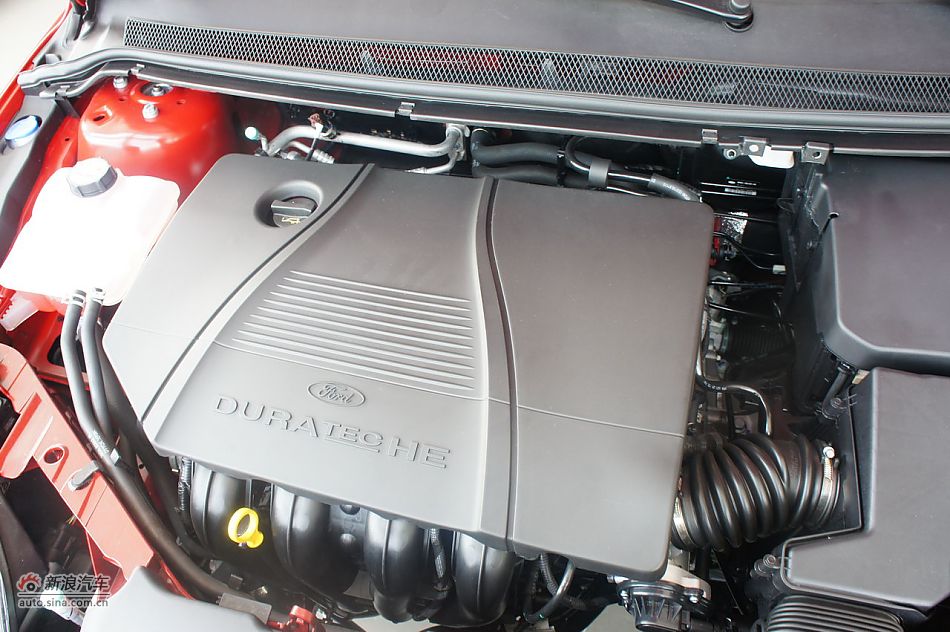 2011款福克斯两厢1.8手动舒适型发动机舱