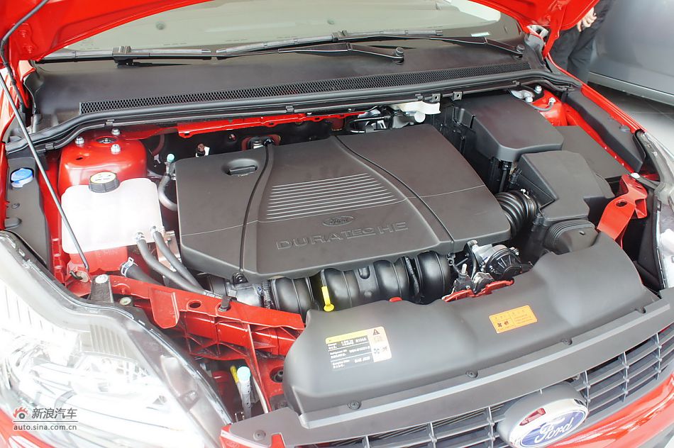 2011款福克斯两厢1.8手动舒适型发动机舱