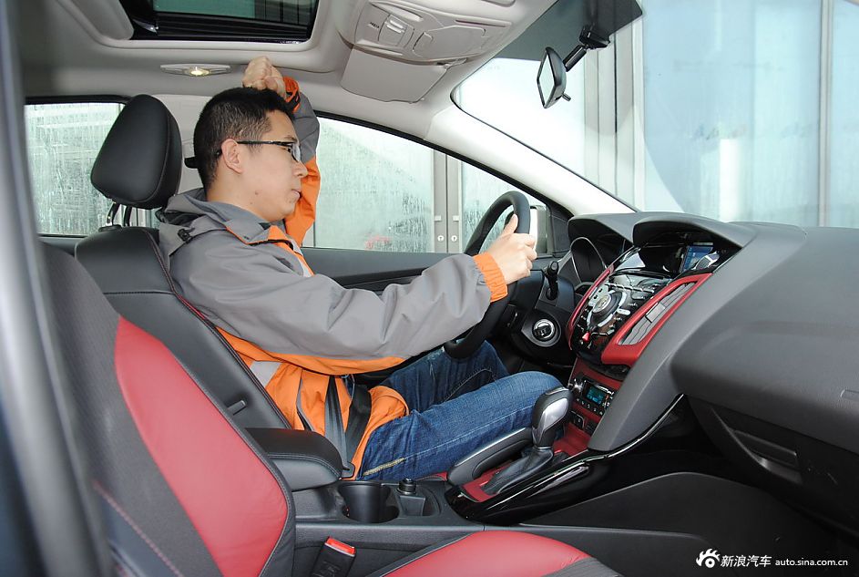 2012款福克斯三厢座椅空间