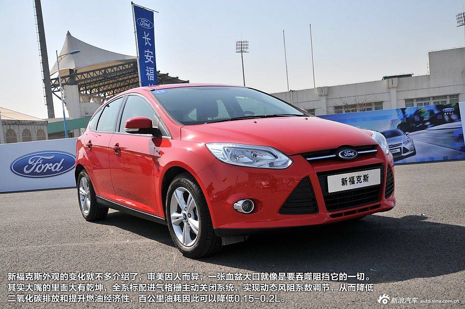 新浪汽车试驾福特新福克斯
