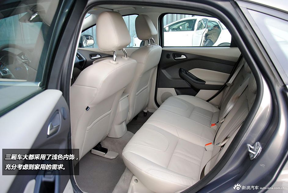 新浪汽车试驾全新福特福克斯