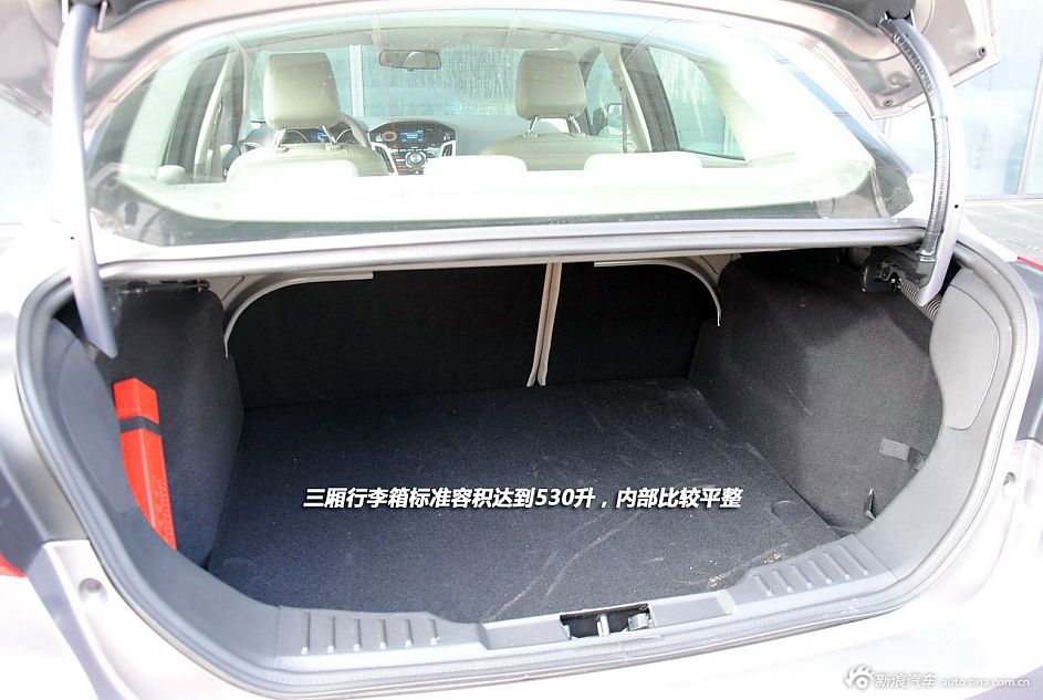 新浪汽车试驾全新福特福克斯