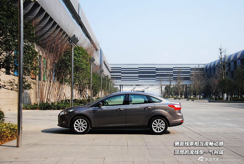 新浪汽车试驾全新福特福克斯