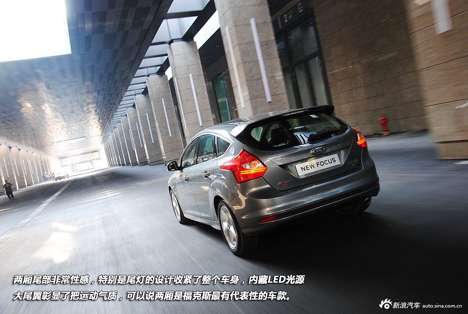 新浪汽车试驾全新福特福克斯
