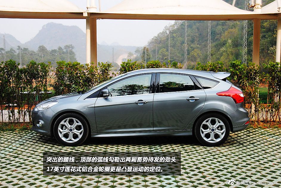 新浪汽车试驾全新福特福克斯