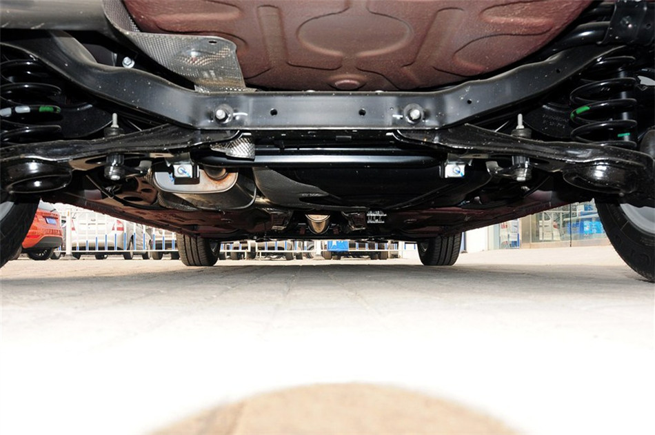 两厢 2013款 1.8L AT 基本型 引擎底盘