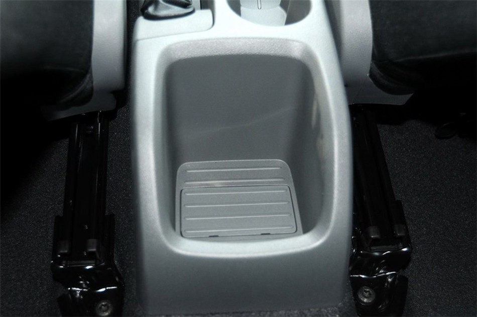 两厢 2013款 1.8L AT 基本型 座椅空间