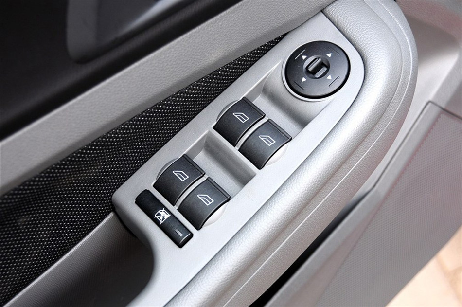 两厢 2013款 1.8L AT 基本型 座椅空间