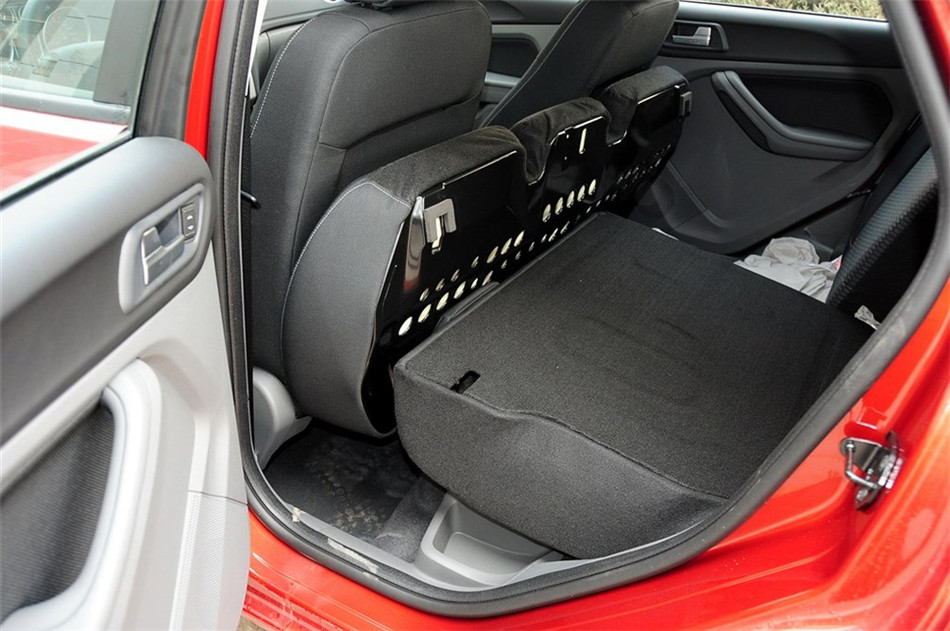 两厢 2013款 1.8L AT 基本型 座椅空间
