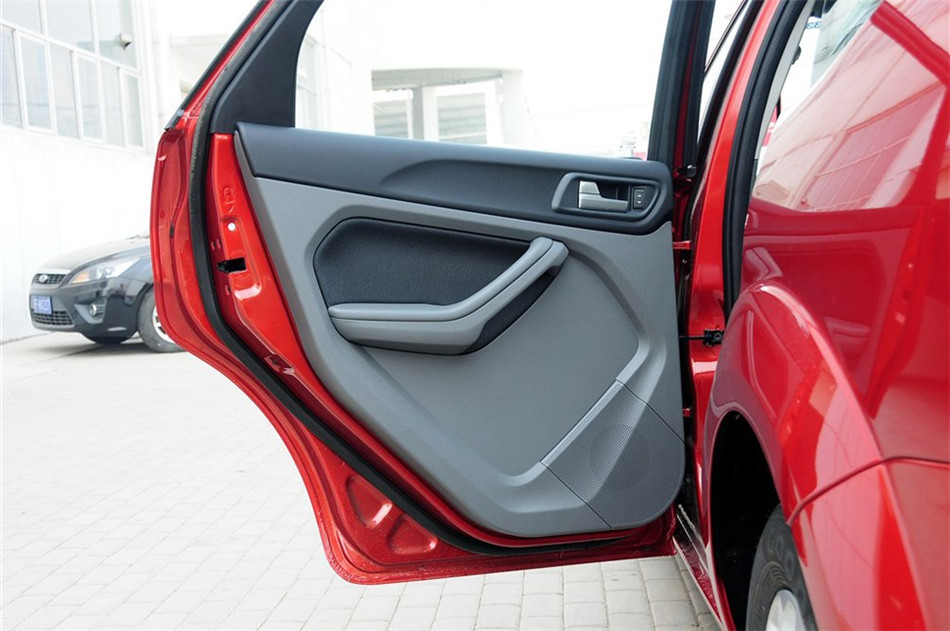 两厢 2013款 1.8L AT 基本型 座椅空间