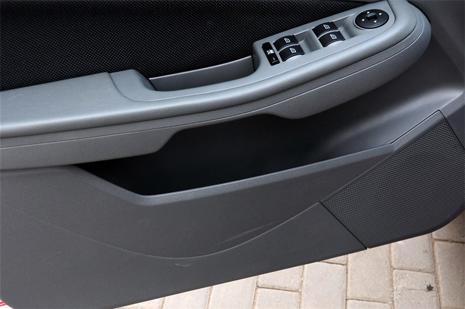 两厢 2013款 1.8L AT 基本型 座椅空间